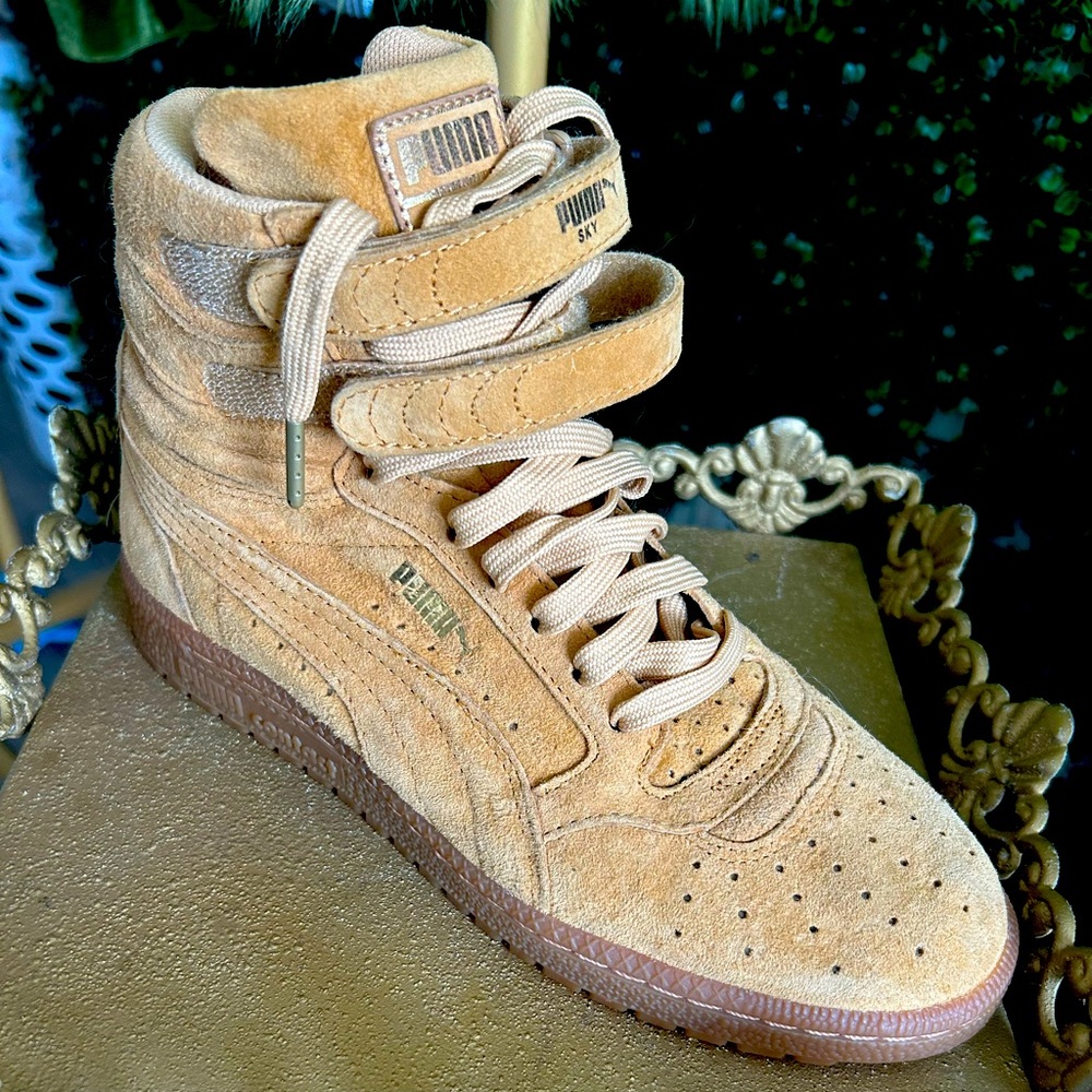 Never worn Size 7.5 women’s puma high top tan and gold sneaker